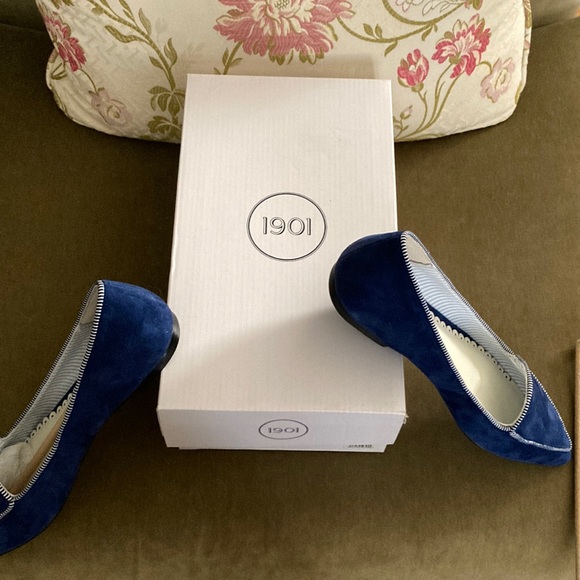 1901 purchased at Nordstrom. Navy suede flats never worn size 6 - Picture 7 of 8